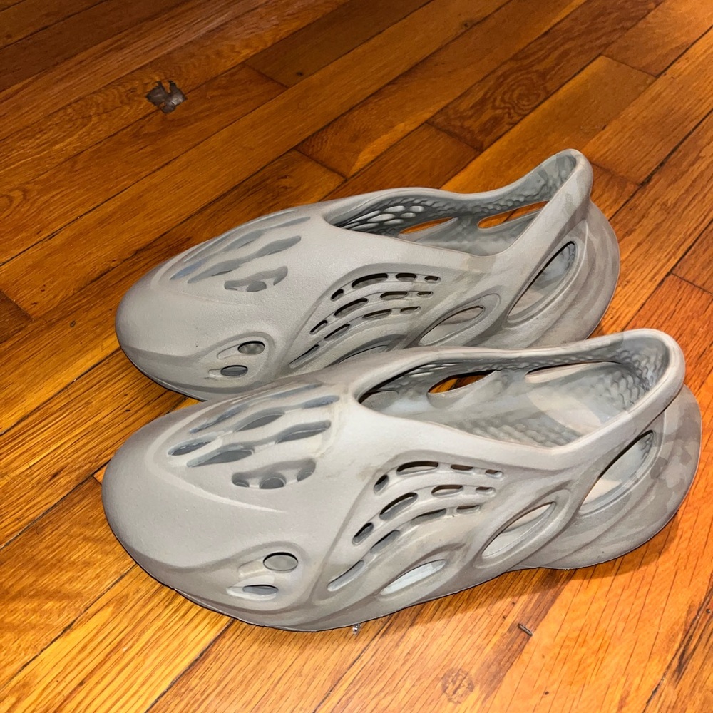 Yeezy wave runners size 9